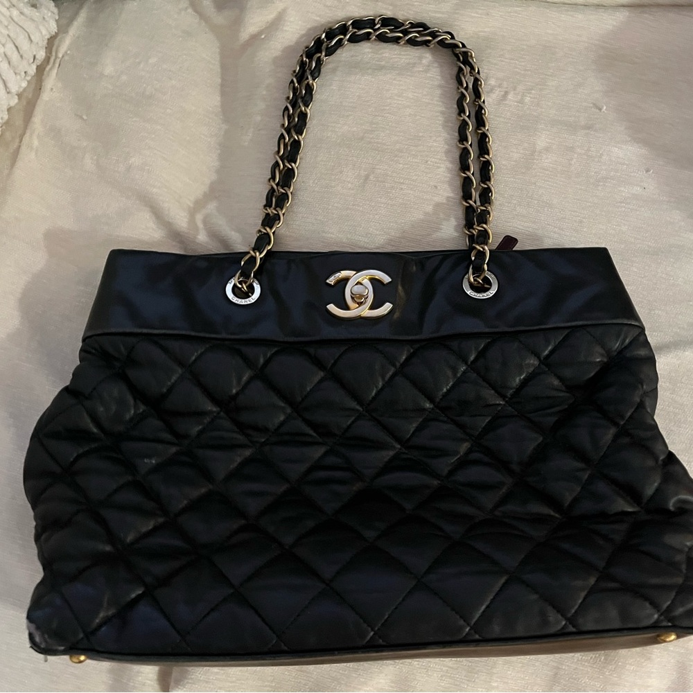 CHANEL Black Quilted Chain Shoulder Bag